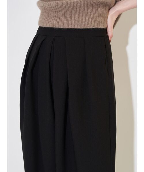 ELENDEEK(エレンディーク)の「ランダムタックドバレルパンツ(その他パンツ・レディース・アイボリー/ブラック・01/02)」の16枚目の写真