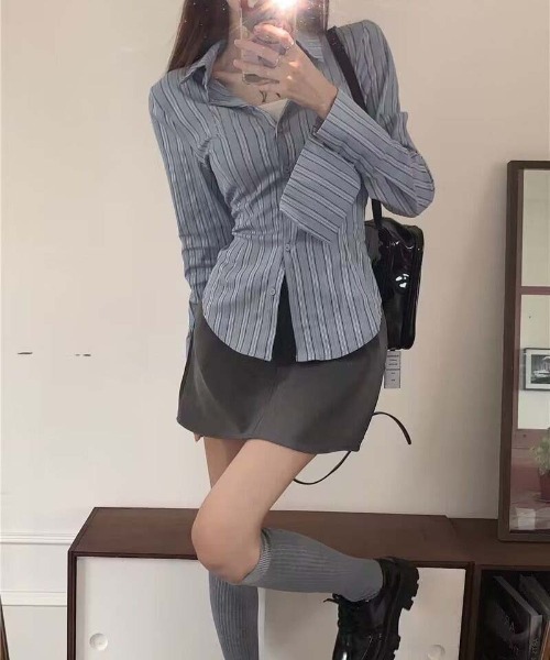 WEGO（ウィゴー）の「WEGO/ウエストシェイプタイトストライプシャツトップス（シャツ/ブラウス・レディース・ブルー・MEDIUM/LARGE）」の2枚目の写真