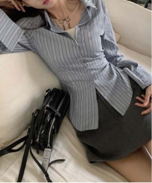 WEGO（ウィゴー）の「WEGO/ウエストシェイプタイトストライプシャツトップス（シャツ/ブラウス・レディース・ブルー・MEDIUM/LARGE）」の4枚目の写真