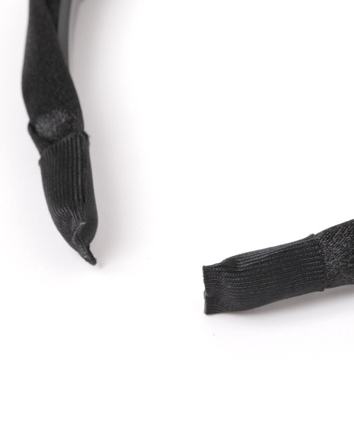 LAKOLE（ラコレ）の「サテンなみなみカチューシャ / 582035（カチューシャ・レディース・ブラック/ベージュ・FREE）」の4枚目の写真