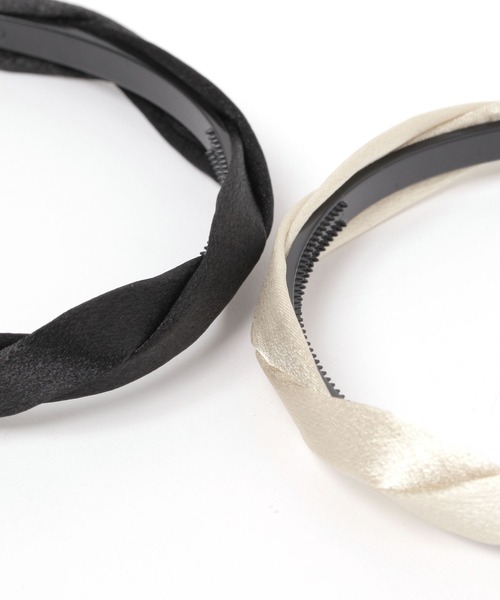 LAKOLE（ラコレ）の「サテンなみなみカチューシャ / 582035（カチューシャ・レディース・ブラック/ベージュ・FREE）」の5枚目の写真