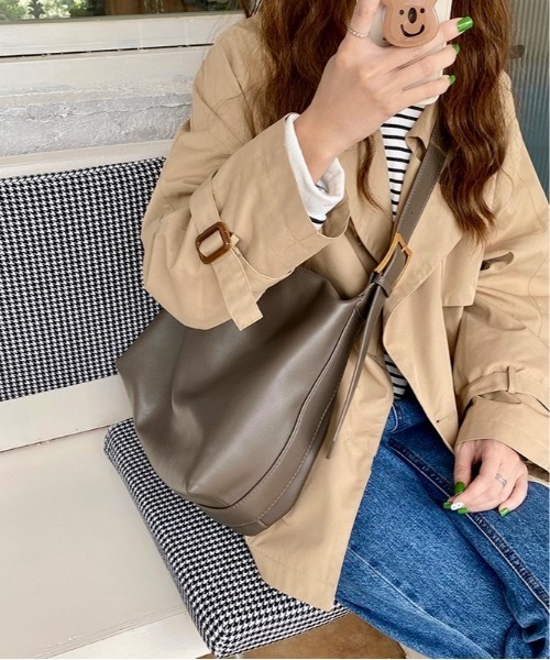 Burner(バーナー)の「【OKUOKU 0909】大容量フェイクレザー ショルダーバッグ oku-bag-10-31【RBTS】(ショルダーバッグ・レディース・グレー/ブラウン/ブラック・FREE)」の12枚目の写真