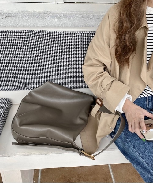 Burner(バーナー)の「【OKUOKU 0909】大容量フェイクレザー ショルダーバッグ oku-bag-10-31【RBTS】(ショルダーバッグ・レディース・グレー/ブラウン/ブラック・FREE)」の13枚目の写真