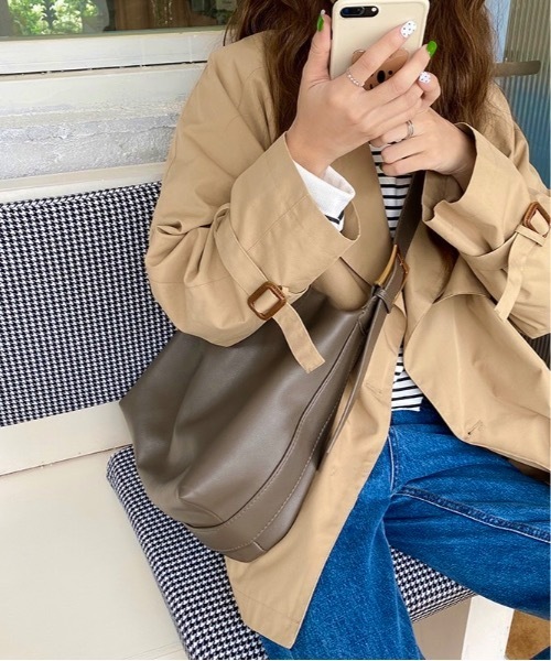 Burner(バーナー)の「【OKUOKU 0909】大容量フェイクレザー ショルダーバッグ oku-bag-10-31【RBTS】(ショルダーバッグ・レディース・グレー/ブラウン/ブラック・FREE)」の11枚目の写真