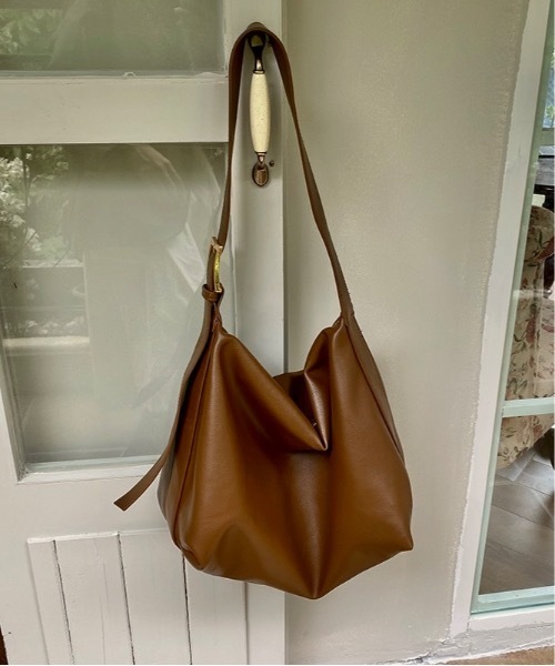Burner(バーナー)の「【OKUOKU 0909】大容量フェイクレザー ショルダーバッグ oku-bag-10-31【RBTS】(ショルダーバッグ・レディース・グレー/ブラウン/ブラック・FREE)」の18枚目の写真