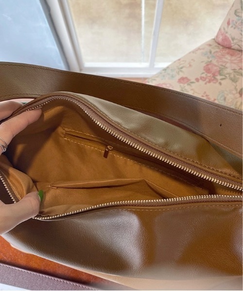 Burner(バーナー)の「【OKUOKU 0909】大容量フェイクレザー ショルダーバッグ oku-bag-10-31【RBTS】(ショルダーバッグ・レディース・グレー/ブラウン/ブラック・FREE)」の19枚目の写真
