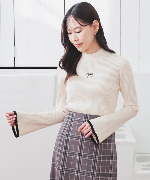 Honeys（ハニーズ）の「フレア袖ニット（ニット/セーター・レディース・アイボリー/ホワイト×ブラック/サックスブルー/ブラック・L/M/S）」の10枚目の写真