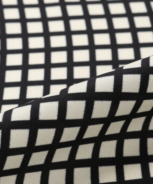 CITYSHOP(シティーショップ)の「AENEIS MINIMUL ILLUSION SILK SCARF 68CM:スカーフ(バンダナ/スカーフ・レディース・アイボリー・FREE)」の3枚目の写真
