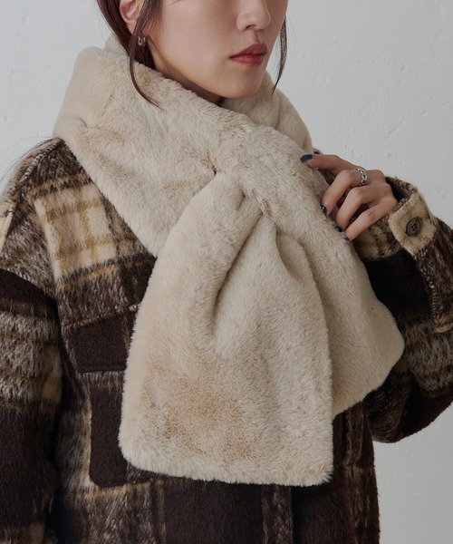 COLONY 2139(コロニートゥーワンスリーナイン)の「フェイクファーマフラー(マフラー・レディース・ブラック/グレイッシュベージュ・FREE)」の11枚目の写真