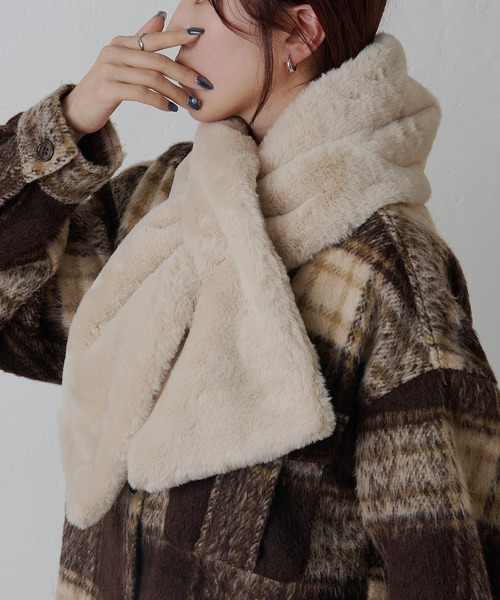 COLONY 2139(コロニートゥーワンスリーナイン)の「フェイクファーマフラー(マフラー・レディース・ブラック/グレイッシュベージュ・FREE)」の10枚目の写真