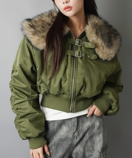 SPINNS（スピンズ）の「小顔見えバニティファーショートMA-1ブルゾン/MA-1/襟フェイクファー（ブルゾン・レディース・カーキ/ブラック・ONESIZE）」の2枚目の写真
