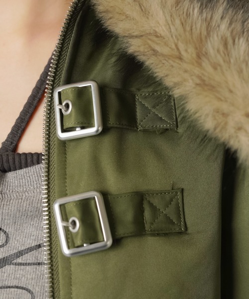 SPINNS（スピンズ）の「小顔見えバニティファーショートMA-1ブルゾン/MA-1/襟フェイクファー（ブルゾン・レディース・カーキ/ブラック・ONESIZE）」の17枚目の写真