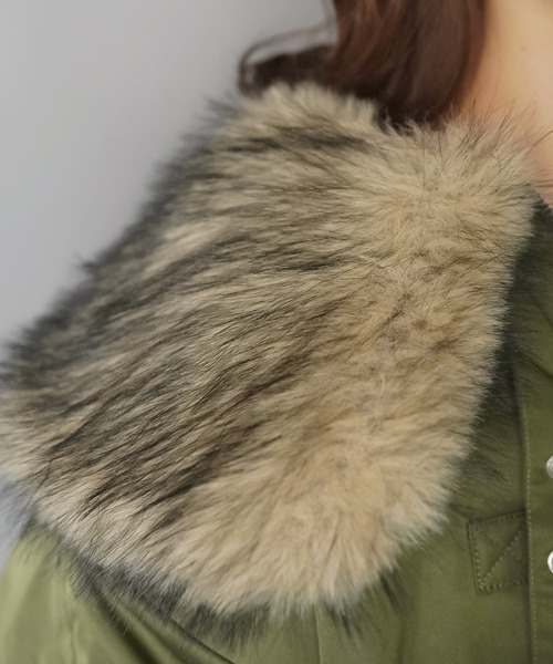 SPINNS（スピンズ）の「小顔見えバニティファーショートMA-1ブルゾン/MA-1/襟フェイクファー（ブルゾン・レディース・カーキ/ブラック・ONESIZE）」の16枚目の写真