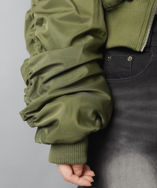 SPINNS（スピンズ）の「小顔見えバニティファーショートMA-1ブルゾン/MA-1/襟フェイクファー（ブルゾン・レディース・カーキ/ブラック・ONESIZE）」の21枚目の写真