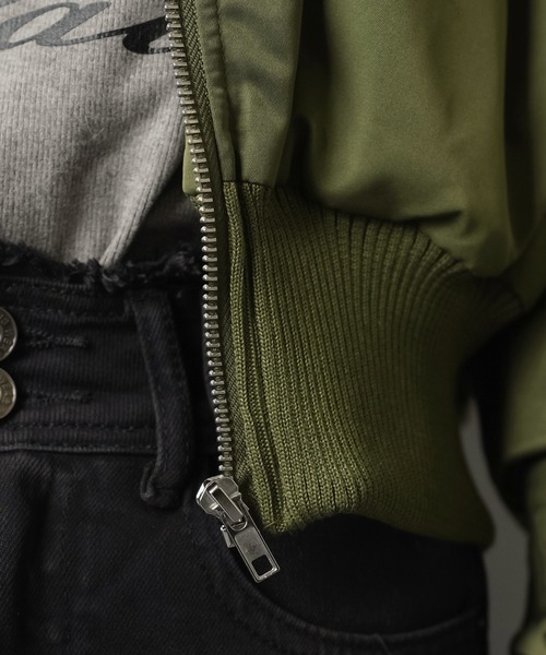 SPINNS（スピンズ）の「小顔見えバニティファーショートMA-1ブルゾン/MA-1/襟フェイクファー（ブルゾン・レディース・カーキ/ブラック・ONESIZE）」の22枚目の写真