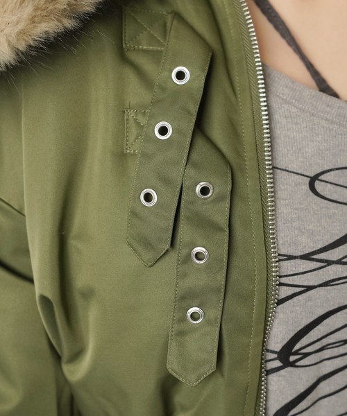 SPINNS（スピンズ）の「小顔見えバニティファーショートMA-1ブルゾン/MA-1/襟フェイクファー（ブルゾン・レディース・カーキ/ブラック・ONESIZE）」の20枚目の写真