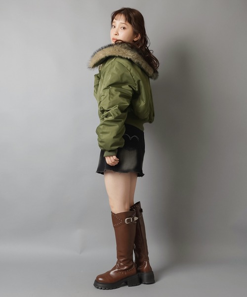 SPINNS（スピンズ）の「小顔見えバニティファーショートMA-1ブルゾン/MA-1/襟フェイクファー（ブルゾン・レディース・カーキ/ブラック・ONESIZE）」の13枚目の写真