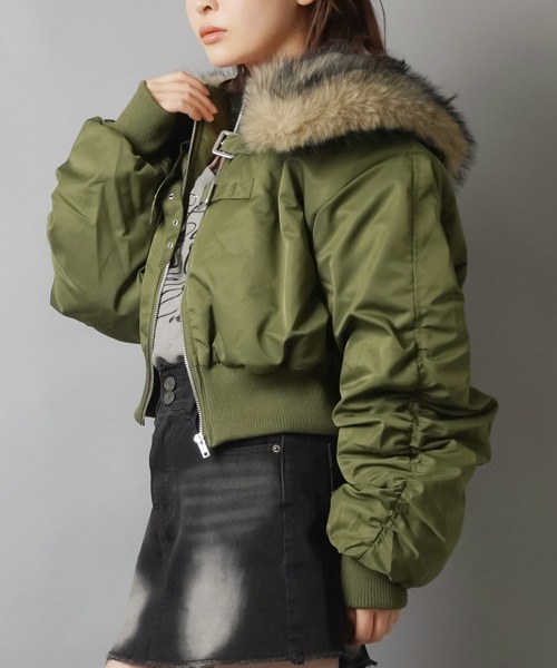 SPINNS（スピンズ）の「小顔見えバニティファーショートMA-1ブルゾン/MA-1/襟フェイクファー（ブルゾン・レディース・カーキ/ブラック・ONESIZE）」の7枚目の写真