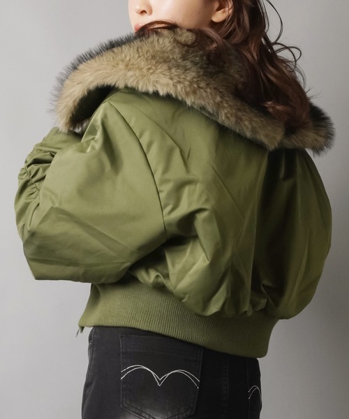 SPINNS（スピンズ）の「小顔見えバニティファーショートMA-1ブルゾン/MA-1/襟フェイクファー（ブルゾン・レディース・カーキ/ブラック・ONESIZE）」の8枚目の写真