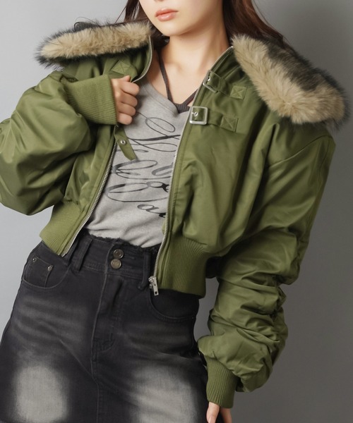 SPINNS（スピンズ）の「小顔見えバニティファーショートMA-1ブルゾン/MA-1/襟フェイクファー（ブルゾン・レディース・カーキ/ブラック・ONESIZE）」の3枚目の写真