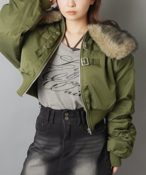 SPINNS（スピンズ）の「小顔見えバニティファーショートMA-1ブルゾン/MA-1/襟フェイクファー（ブルゾン・レディース・カーキ/ブラック・ONESIZE）」の4枚目の写真