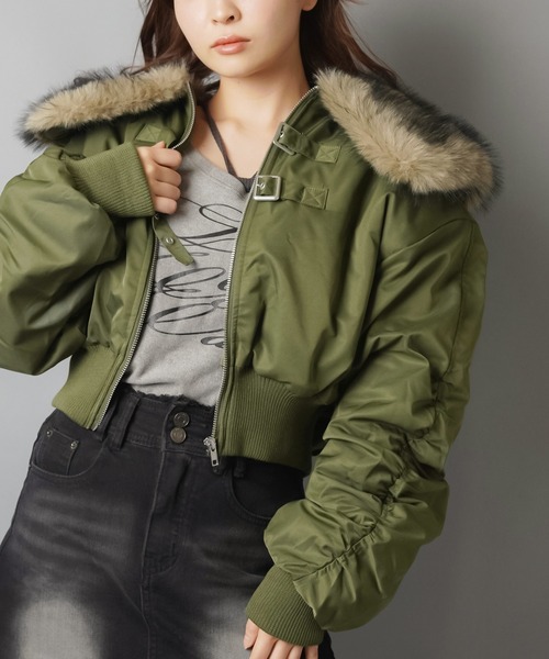 SPINNS（スピンズ）の「小顔見えバニティファーショートMA-1ブルゾン/MA-1/襟フェイクファー（ブルゾン・レディース・カーキ/ブラック・ONESIZE）」の5枚目の写真