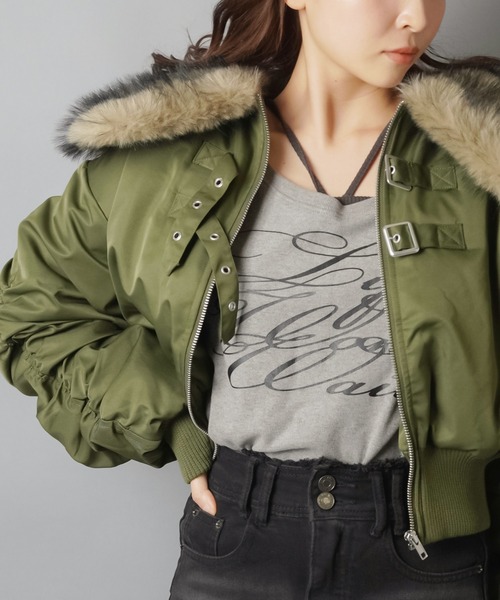 SPINNS（スピンズ）の「小顔見えバニティファーショートMA-1ブルゾン/MA-1/襟フェイクファー（ブルゾン・レディース・カーキ/ブラック・ONESIZE）」の6枚目の写真