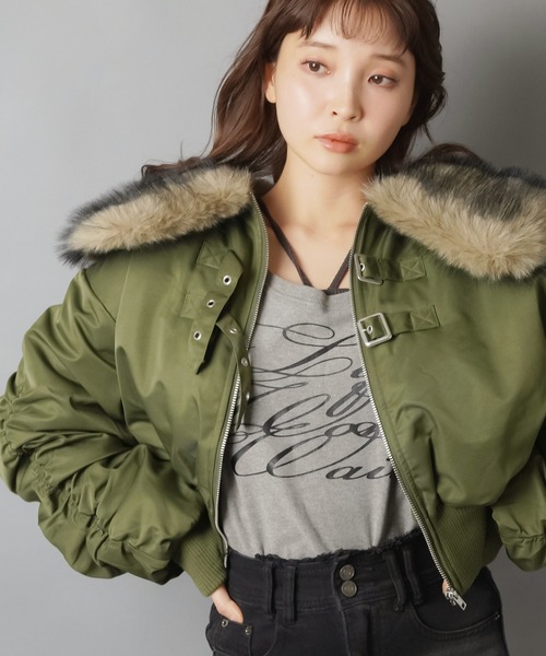 SPINNS（スピンズ）の「小顔見えバニティファーショートMA-1ブルゾン/MA-1/襟フェイクファー（ブルゾン・レディース・カーキ/ブラック・ONESIZE）」の9枚目の写真