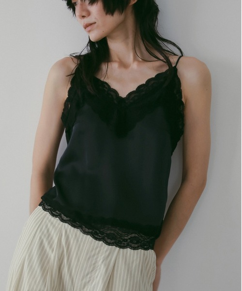 anuke(アンヌーク)の「Satin Lace Camisole(キャミソール・レディース・クリーム/ネイビー・FREE)」の2枚目の写真