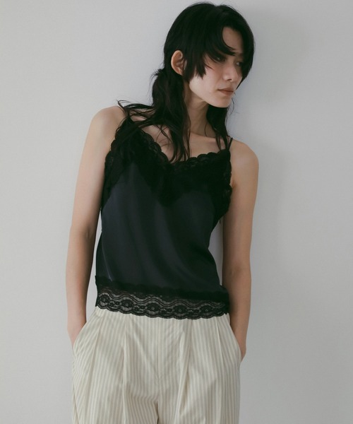 anuke(アンヌーク)の「Satin Lace Camisole(キャミソール・レディース・クリーム/ネイビー・FREE)」の5枚目の写真