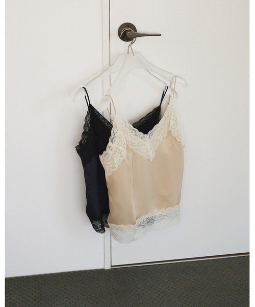 anuke(アンヌーク)の「Satin Lace Camisole(キャミソール・レディース・クリーム/ネイビー・FREE)」の12枚目の写真