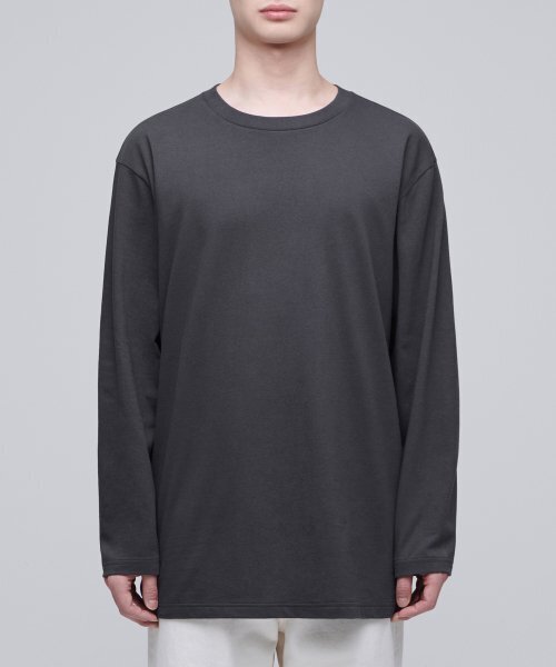 MUSINSA STANDARD(ムシンサスタンダード)の「レイヤードクルーネック長袖Tシャツ_通常丈【ダークグレー】(Tシャツ/カットソー・メンズ・その他・SMALL/X-SMALL)」の2枚目の写真