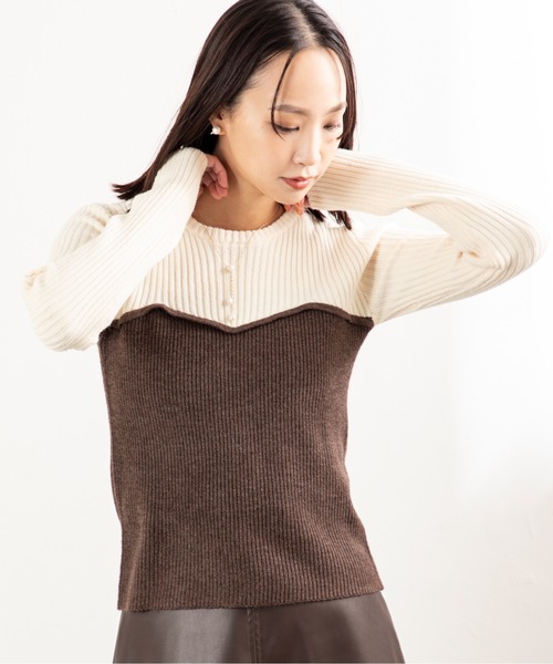 MILLION CARATS（ミリオンカラッツ）の「【伸びやかリブ＆レイヤード見えで即こなれ】縦リブの細見えと配色ビスチェ風デザインが今っぽい大人カジュアル！オンオフどちらも着回せて、体型カバーと女っぽさを両立する優秀ニット（ニット/セーター・レディース・グレー/ブラウン/オフホワイト・FREE）」の17枚目の写真