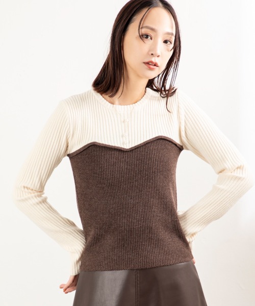MILLION CARATS（ミリオンカラッツ）の「【伸びやかリブ＆レイヤード見えで即こなれ】縦リブの細見えと配色ビスチェ風デザインが今っぽい大人カジュアル！オンオフどちらも着回せて、体型カバーと女っぽさを両立する優秀ニット（ニット/セーター・レディース・グレー/ブラウン/オフホワイト・FREE）」の9枚目の写真