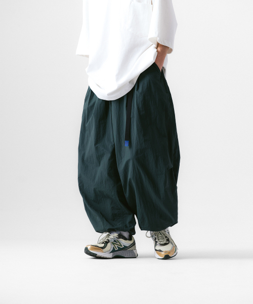 ANGLAN（アングラン）の「Nylon Tuck Belt String Balloon Pants - Green（スウェットパンツ・メンズ・その他・ONE SIZE/2/1）」の2枚目の写真
