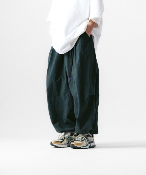ANGLAN（アングラン）の「Nylon Tuck Belt String Balloon Pants - Green（スウェットパンツ・メンズ・その他・ONE SIZE/2/1）」の3枚目の写真