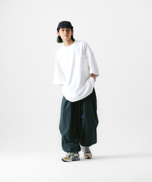 ANGLAN（アングラン）の「Nylon Tuck Belt String Balloon Pants - Green（スウェットパンツ・メンズ・その他・ONE SIZE/2/1）」の9枚目の写真