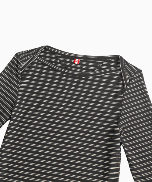 MENASOO(ミナス)の「Brushed Striped Boatneck Long T Shirt_Black(Tシャツ/カットソー・レディース・ブラック・F)」の2枚目の写真