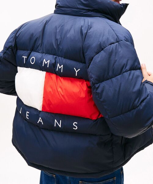 tommy jeans（トミー ジーンズ）の「【オンライン限定】フーデッドフラッグパッファジャケット（ダウンジャケット/コート・メンズ・マルチ/ホワイト・MEDIUM/SMALL/X-LARGE/LARGE）」の2枚目の写真