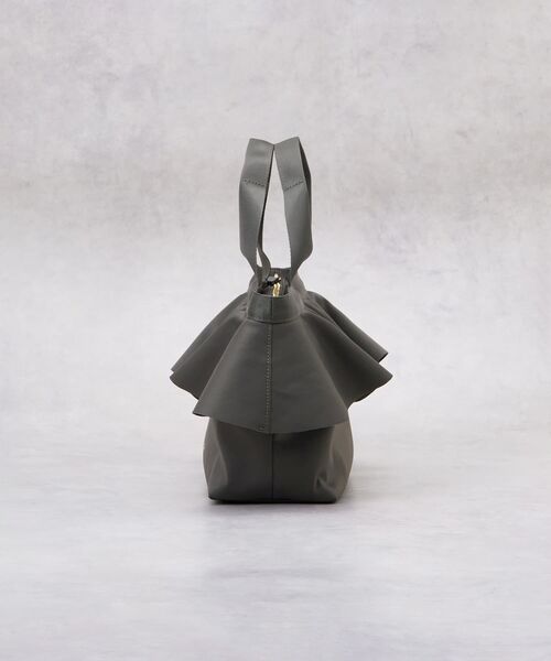 LANVIN en Bleu(ランバンオンブルー)の「ラッフルフリルトートバッグ(トートバッグ・レディース・ブラック/チャコールグレー/オフホワイト・FREE)」の4枚目の写真