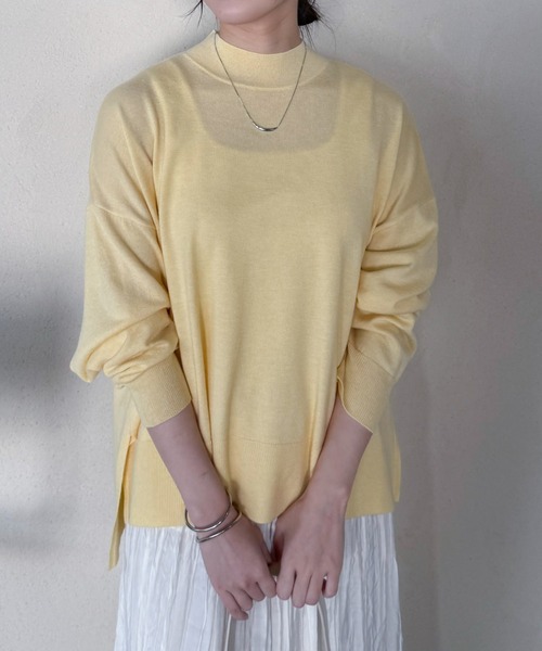 Doux archives（ドゥアルシーヴ）の「ハイネックサイドスリットニットプルオーバー（ニット/セーター・レディース・オフホワイト/シルバーグレー/イエロー・FREE）」の3枚目の写真