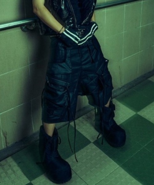 RICH(リッチ)の「【RICH】Cargo Wide Short Pants / 【リッチ】コーティングカーゴハーフパンツ(デニムパンツ・メンズ・ブラック・02/01)」の4枚目の写真