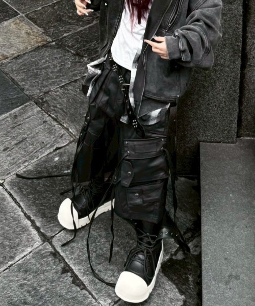 RICH(リッチ)の「【RICH】Cargo Wide Short Pants / 【リッチ】コーティングカーゴハーフパンツ(デニムパンツ・メンズ・ブラック・02/01)」の14枚目の写真