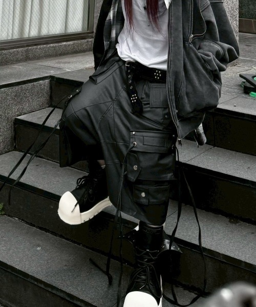 RICH(リッチ)の「【RICH】Cargo Wide Short Pants / 【リッチ】コーティングカーゴハーフパンツ(デニムパンツ・メンズ・ブラック・02/01)」の15枚目の写真