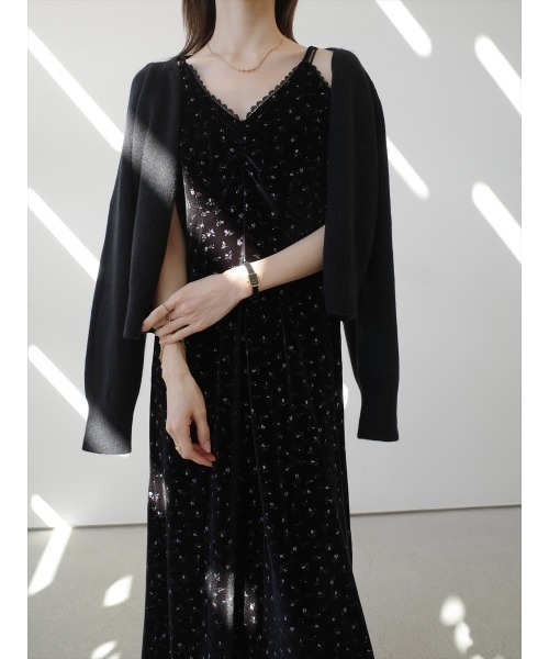 amel（エイメル）の「フラワーエンボスベルベットキャミドレス / ブラック（ワンピース・レディース・ブラック・FREE）」の3枚目の写真