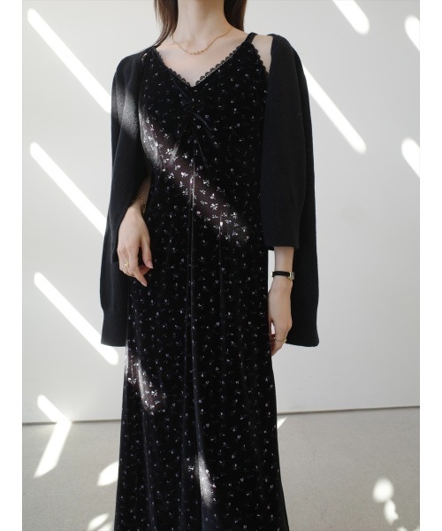 amel（エイメル）の「フラワーエンボスベルベットキャミドレス / ブラック（ワンピース・レディース・ブラック・FREE）」の4枚目の写真