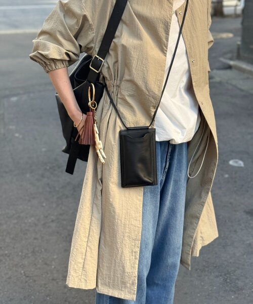 BEARDSLEY(ビアズリー)の「《本革》スマホショルダーBag(ショルダーバッグ・レディース・オフホワイト/ブラック・FREE)」の1枚目の写真