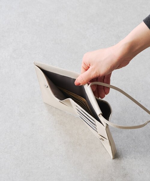 BEARDSLEY(ビアズリー)の「《本革》スマホショルダーBag(ショルダーバッグ・レディース・オフホワイト/ブラック・FREE)」の22枚目の写真