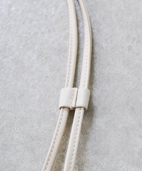 BEARDSLEY(ビアズリー)の「《本革》スマホショルダーBag(ショルダーバッグ・レディース・オフホワイト/ブラック・FREE)」の4枚目の写真