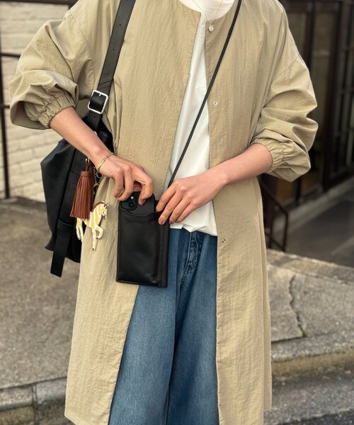 BEARDSLEY(ビアズリー)の「《本革》スマホショルダーBag(ショルダーバッグ・レディース・オフホワイト/ブラック・FREE)」の5枚目の写真